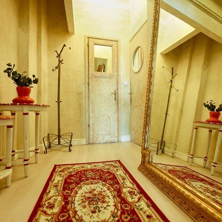 Baroque Splendor: Breathtaking Views & Design Appartement Boekarest Buitenkant foto