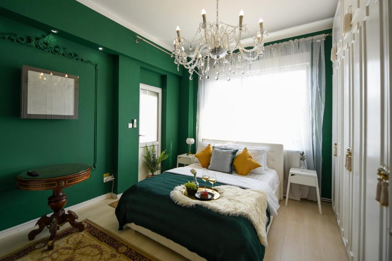 Baroque Splendor: Breathtaking Views & Design Appartement Boekarest Buitenkant foto