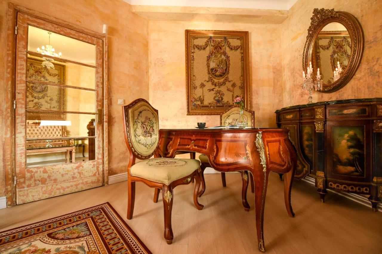 Baroque Splendor: Breathtaking Views & Design Appartement Boekarest Buitenkant foto
