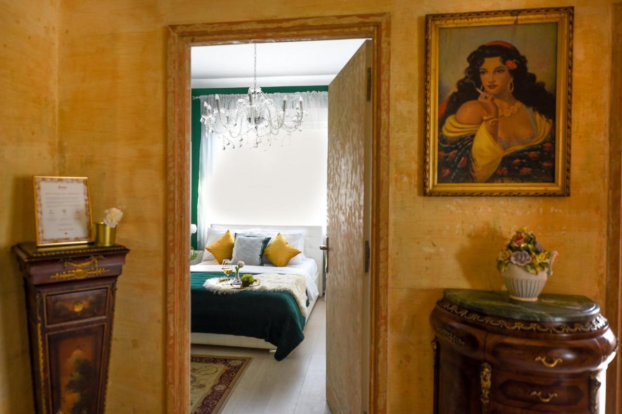Baroque Splendor: Breathtaking Views & Design Appartement Boekarest Buitenkant foto