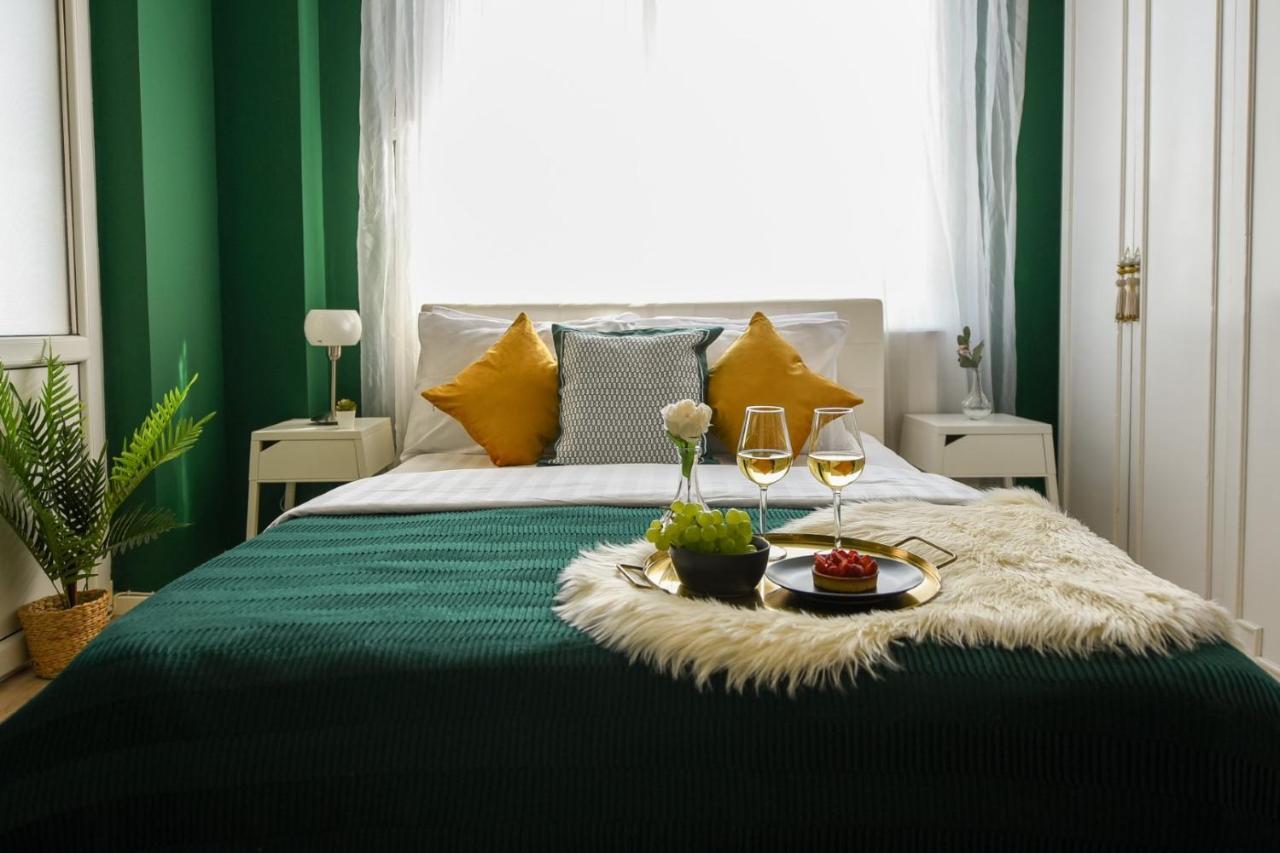 Baroque Splendor: Breathtaking Views & Design Appartement Boekarest Buitenkant foto