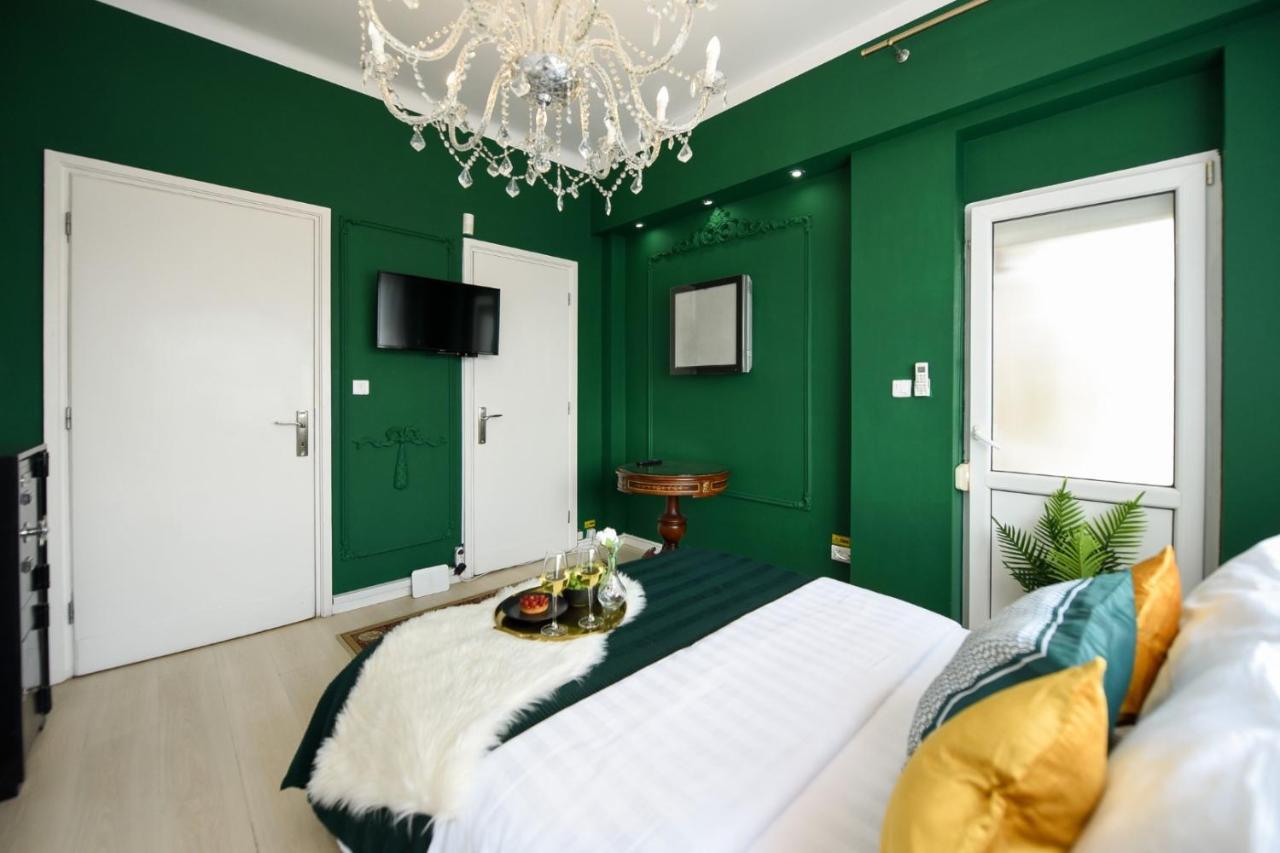 Baroque Splendor: Breathtaking Views & Design Appartement Boekarest Buitenkant foto