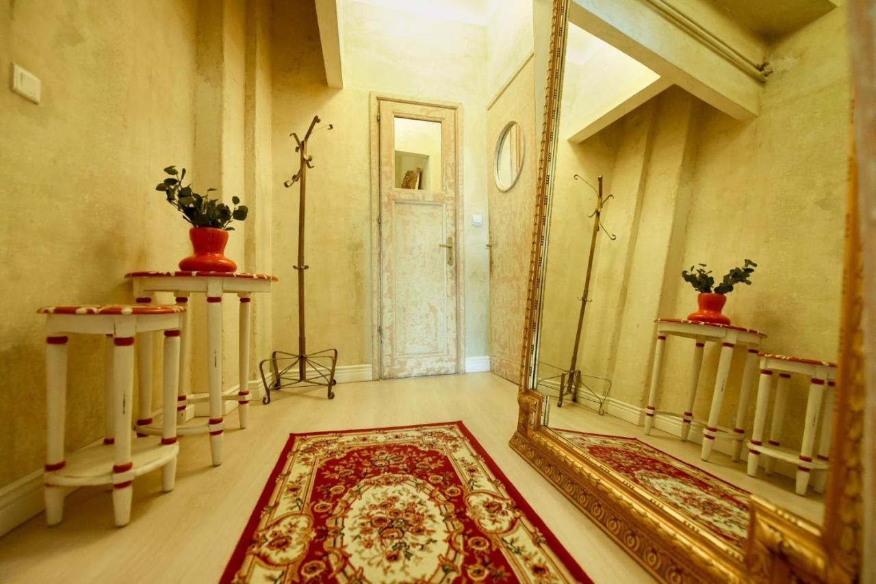 Baroque Splendor: Breathtaking Views & Design Appartement Boekarest Buitenkant foto