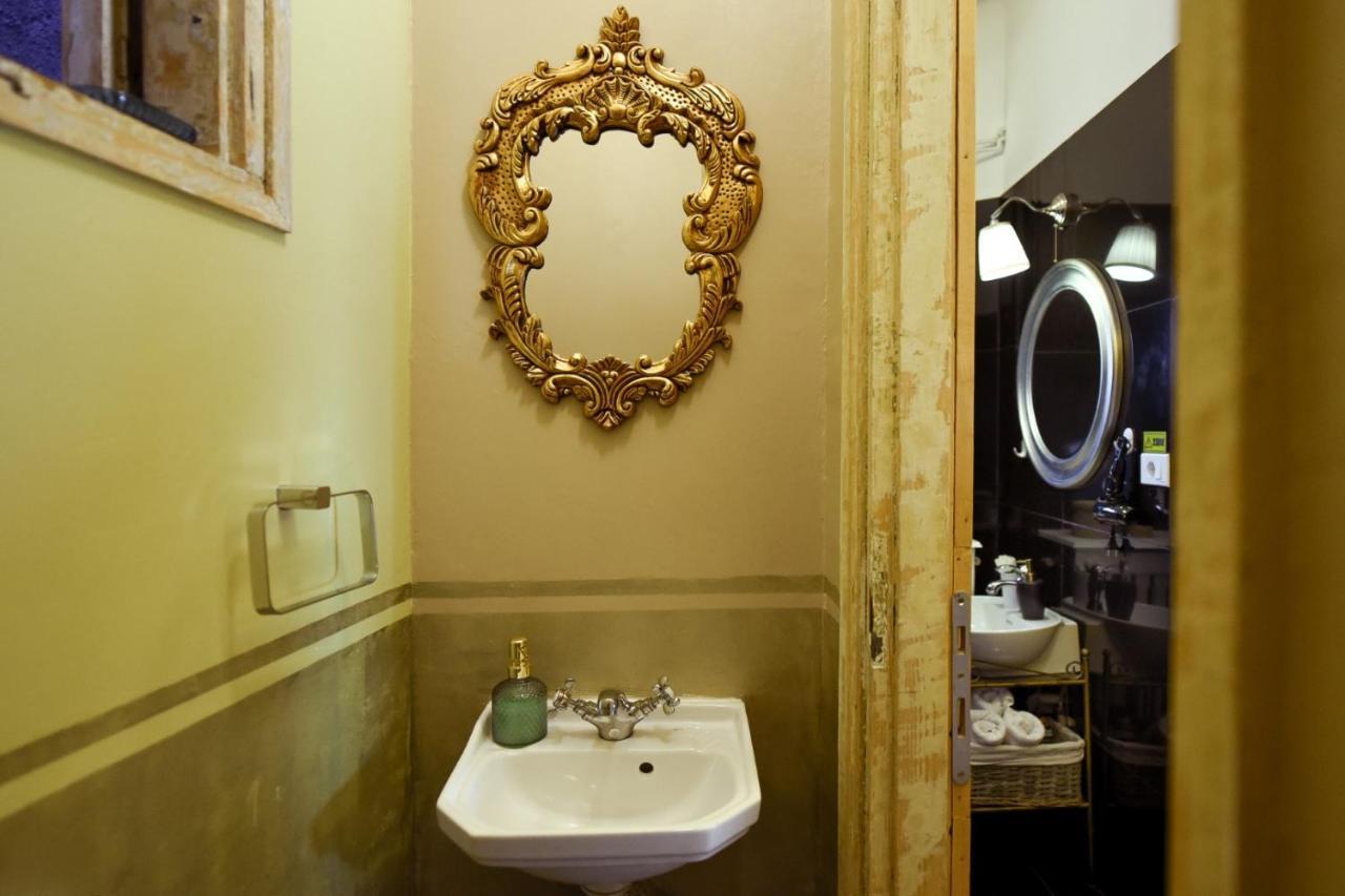 Baroque Splendor: Breathtaking Views & Design Appartement Boekarest Buitenkant foto
