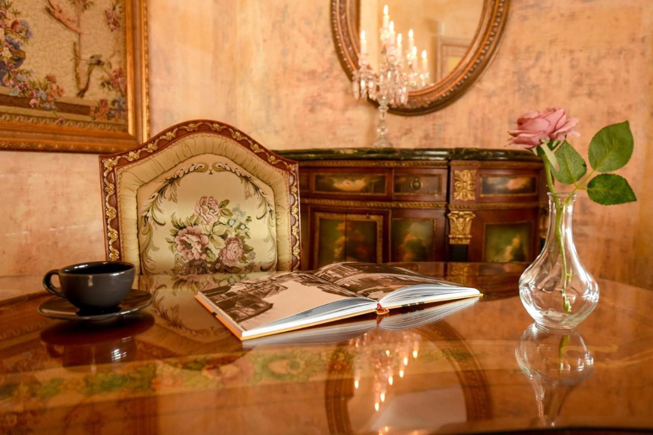 Baroque Splendor: Breathtaking Views & Design Appartement Boekarest Buitenkant foto