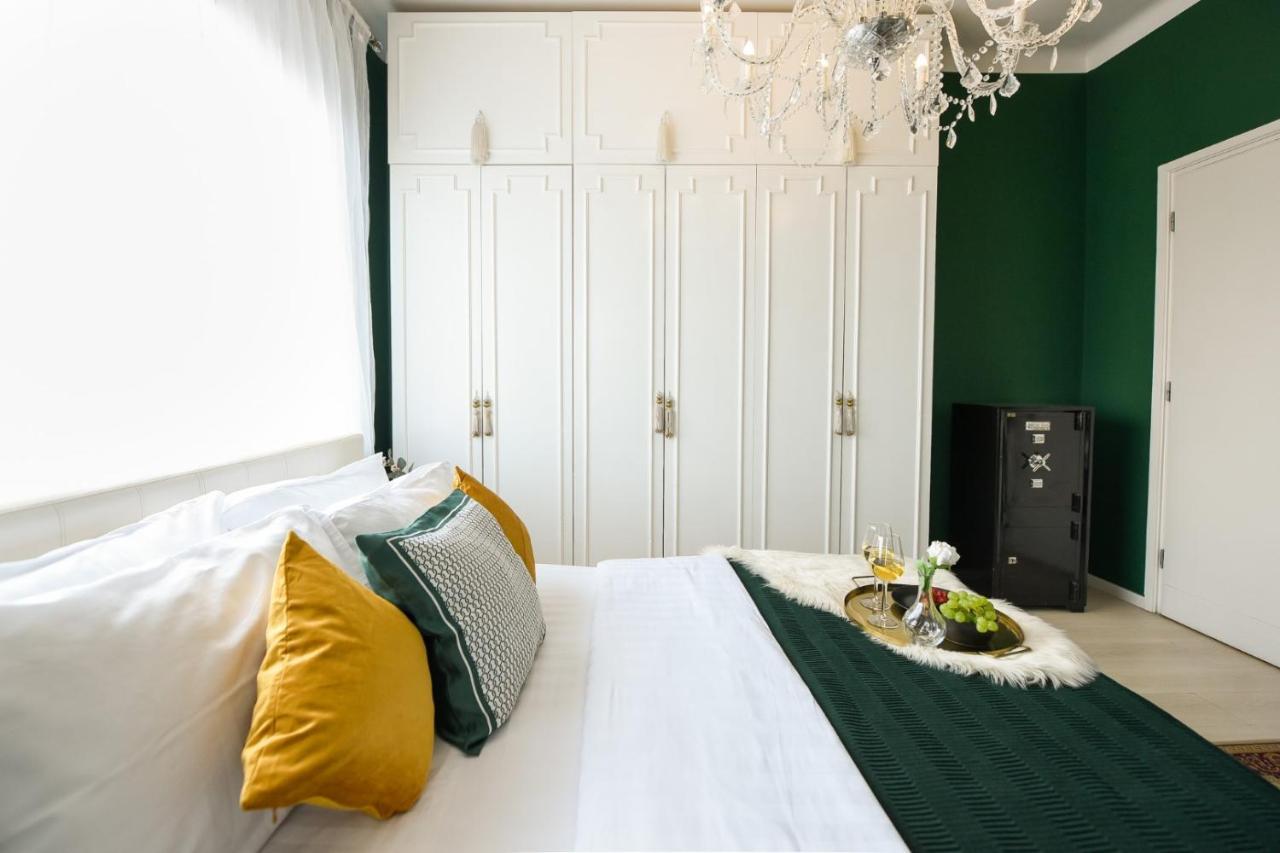 Baroque Splendor: Breathtaking Views & Design Appartement Boekarest Buitenkant foto